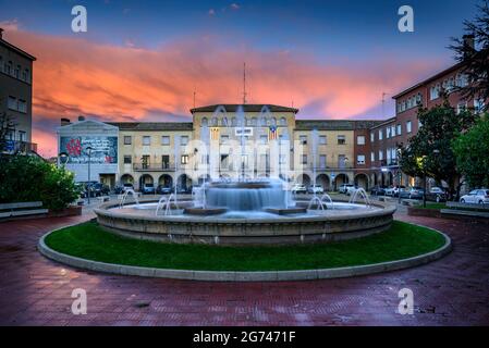 Piazza del Municipio di Navàs in un tramonto rosso (Bages, Barcellona, Catalogna, Spagna) ESP: Plaza del Ayuntamiento de Navàs en un atardecer rojizo (Cataluña) Foto Stock