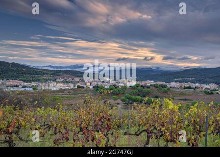 Alba rossa vista dai vigneti del Serrat del Girald, in collina Les Cases. Sullo sfondo, il villaggio di Navàs (Barcellona, Catalogna, Spagna) Foto Stock