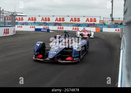 New York, NY - 10 luglio 2021: Robin Frijns (4) di Envision Virgin Racing team che guida la vettura durante la gara di qualificazione del Campionato del mondo ABB Formula e New York e-Prix a Red Hook Foto Stock