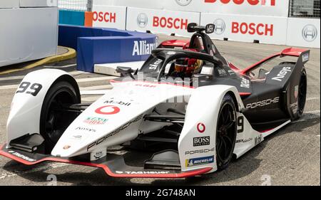 New York, NY - 10 luglio 2021: Pascal Wehrlein (99) del TAG Heuer Porsche team che guida la vettura durante la gara di qualificazione del campionato del mondo ABB di Formula e New York e-Prix a Red Hook Foto Stock