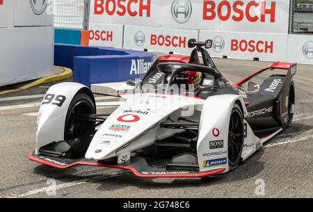 New York, NY - 10 luglio 2021: Pascal Wehrlein (99) del TAG Heuer Porsche team che guida la vettura durante la gara di qualificazione del campionato del mondo ABB di Formula e New York e-Prix a Red Hook Foto Stock