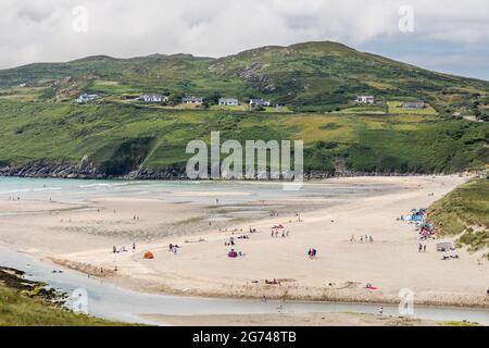 Barleycove, Cork, Irlanda. 10 luglio 2021. In una calda giornata estiva i turisti trascorrono la giornata sulla spiaggia di Barleycove, Co. Cork, Irlanda. - immagine; David Creedon Foto Stock