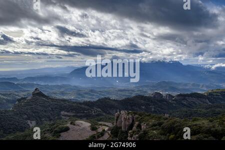 Vista dalla cima di Castellsapera verso Montserrat (Barcellona, Catalogna, Spagna) ESP: Viste desde la cima del Castellsapera (Cataluña) Foto Stock