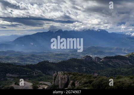Vista dalla cima di Castellsapera verso Montserrat (Barcellona, Catalogna, Spagna) ESP: Viste desde la cima del Castellsapera (Cataluña) Foto Stock