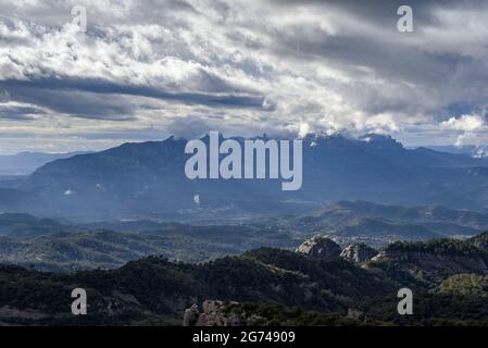 Vista dalla cima di Castellsapera verso Montserrat (Barcellona, Catalogna, Spagna) ESP: Viste desde la cima del Castellsapera (Cataluña) Foto Stock