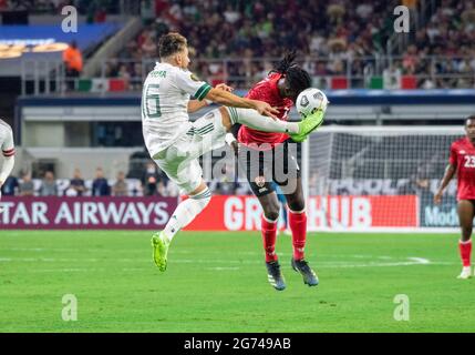 10 luglio 2021: Il centrocampista messicano Hector Herrera (16) combatte per la palla nella prima metà durante una partita della CONCACAF Gold Cup tra il Messico e Trinidad & Tobago allo stadio AT&T di Arlington, Texas, Messico e Trinidad & Tobago ha legato 0-0 Albert pena/CSM Foto Stock