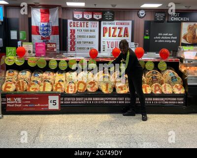 Sezione pizza Asda a Colindale, Londra Foto Stock