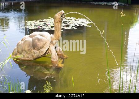 Fontana a forma di tartaruga su un lago in un parco Foto Stock