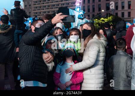 Città di Buenos Aires, Città di Buenos Aires, Argentina. 11 Luglio 2021. INT. SportsNews. 10 luglio 2021. Città di Buenos Aires, Argentina.- i tifosi argentini celebrano la vittoria della partita finale di calcio della Copa America contro il Brasile, a Buenos Aires, Argentina, 10 luglio 2021. Credit: Julieta Ferrario/ZUMA Wire/Alamy Live News Foto Stock