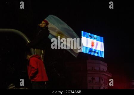 Città di Buenos Aires, Città di Buenos Aires, Argentina. 11 Luglio 2021. INT. SportsNews. 10 luglio 2021. Città di Buenos Aires, Argentina.- i tifosi argentini celebrano la vittoria della partita finale di calcio della Copa America contro il Brasile, a Buenos Aires, Argentina, 10 luglio 2021. Credit: Julieta Ferrario/ZUMA Wire/Alamy Live News Foto Stock