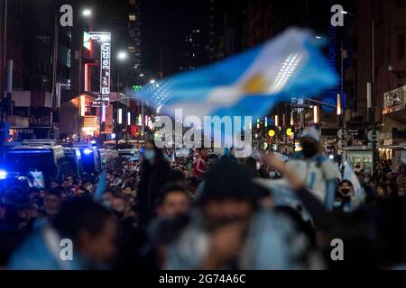 Città di Buenos Aires, Città di Buenos Aires, Argentina. 11 Luglio 2021. INT. SportsNews. 10 luglio 2021. Città di Buenos Aires, Argentina.- i tifosi argentini celebrano la vittoria della partita finale di calcio della Copa America contro il Brasile, a Buenos Aires, Argentina, 10 luglio 2021. Credit: Julieta Ferrario/ZUMA Wire/Alamy Live News Foto Stock