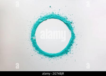Cornice circolare in polvere color turchese su sfondo bianco Foto Stock