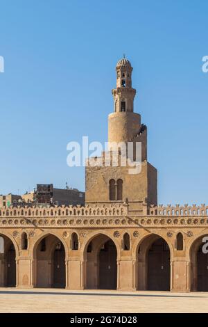 Un colpo verticale di un minareto a spirale della Moschea Ibn Tulun al Cairo, Egitto Foto Stock