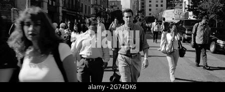 Poco dopo che entrambe le torri colapse le folle che si erano radunate sulle strade ritornarono in incredulità alle loro routine quotidiane. West Broadway vicino al Canal S Foto Stock