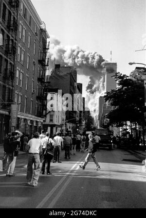 STATI UNITI. NEW YORK. 11/9/2001. Crollo della prima torre da West Broadway a SoHo dopo un attacco terroristico al World Trade Center. Foto Stock