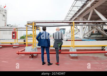 Gli architetti Norman Foster e Fernando Romero aspettano il loro elicottero all'hotel Camino Real, Città del Messico. Foto Stock