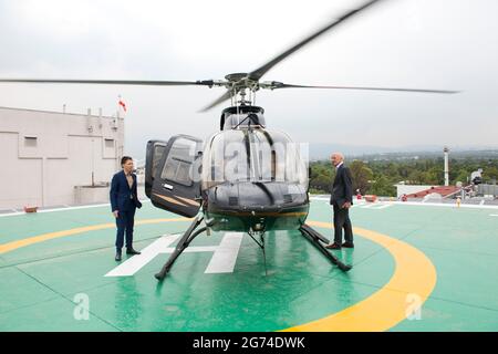 Gli architetti Norman Foster e Fernando Romero durante un giro in elicottero all'aeroporto di Toluca dall'hotel Camino Real, Città del Messico. Foto Stock