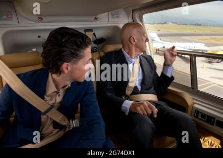 Gli architetti Norman Foster e Fernando Romero durante un giro in elicottero all'aeroporto di Toluca dall'hotel Camino Real, Città del Messico. Foto Stock