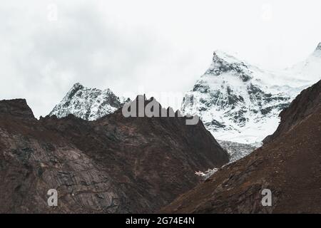 Ghiacciaio di Nun Kun, trekking a Jammu e Kashmir, imponenti e maestose montagne dell'Himalaya in India Foto Stock