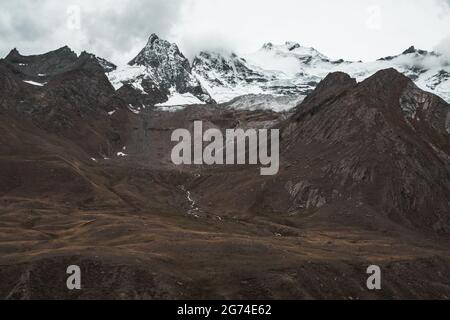 Ghiacciaio di Nun Kun, trekking a Jammu e Kashmir, imponenti e maestose montagne dell'Himalaya in India Foto Stock