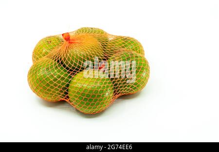 Gruppo di arancia o Tangerine in borsa a rete o in borsa eco mesh per la vendita in supermercato, immagine su sfondo bianco. Foto Stock