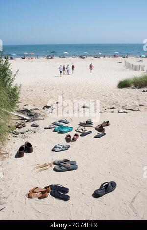 Biciclette e sandali sulla spiaggia di Gibson. Bridgehampton, New York, Stati Uniti Foto Stock