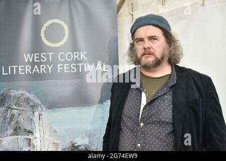 Bantry, West Cork, Irlanda. 10 luglio 2021. West Cork Literary Festival inizia tre giorni di eventi live all'aperto con numerosi scrittori . Nella foto sotto intervistato Don o'Mahony . Credit: Karlis Dzjamko/Alamy Live News Foto Stock