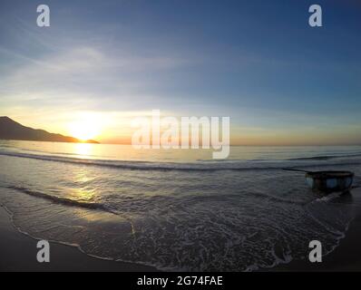 Bellissima alba con piccole barche da pesca a My Khe Beach a Danang. Foto Stock