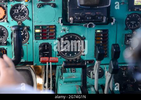 Svizzera - 05.29.2015 - il cockpit in aereo. Vista dalla finestra dell'aereo. Dispositivi di controllo degli aeromobili. Foto Stock