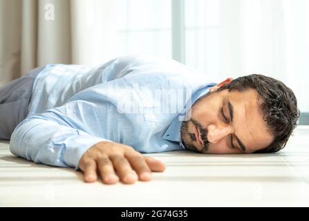 L'uomo arabo di mezza età annoiato che riposa sul pavimento Foto Stock