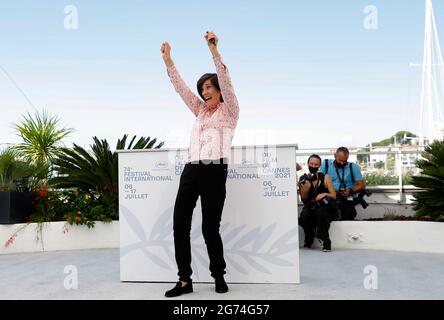 (210711) -- CANNES, 11 luglio 2021 (Xinhua) -- il regista Catherine Corsini si pone durante la fotocellula per il film 'la frattura (il divario)' alla 74a edizione del Festival del Cinema di Cannes, nella Francia meridionale, il 10 luglio 2021. (Ningbo) Foto Stock