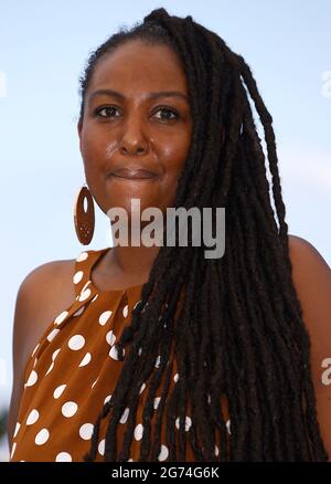 (210711) -- CANNES, 11 luglio 2021 (Xinhua) -- attrice Aissatou Diallo Sagna si pone durante la fotocellula per il film 'la frattura (il divario)' alla 74a edizione del Festival del Cinema di Cannes, a Cannes, Francia meridionale, il 10 luglio 2021. (Ningbo) Foto Stock