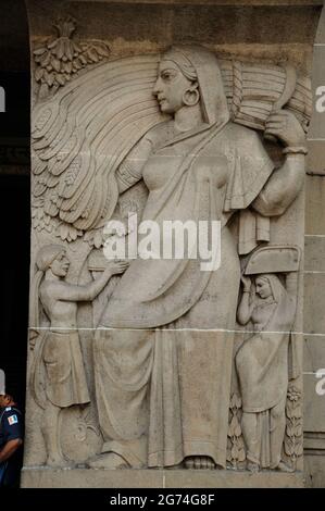 Mumbai, Maharashtra, India, scultura donna sulla costruzione di assicurazione della Nuova india, donna contadina che mostra terra agricola in india. Foto Stock