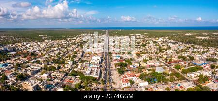Vista aerea della città di Tulum dall'alto. Piccolo villaggio messicano. Foto Stock
