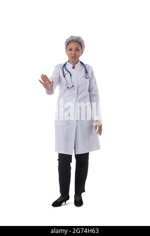 Medico asiatico donna che mostra stop gesto, ritratto a lunghezza intera isolato su sfondo bianco Foto Stock