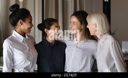 Gruppo di stagisti e insegnanti che celebrano il successo, il completamento della formazione Foto Stock