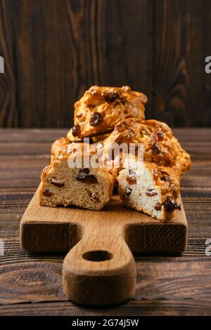 Vista in primo piano dei biscotti con uvetta su tagliere di legno Foto Stock