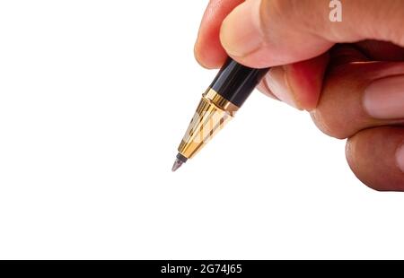 Scrittura con una penna d'oro, a fuoco basso, isolata su sfondo bianco Foto Stock