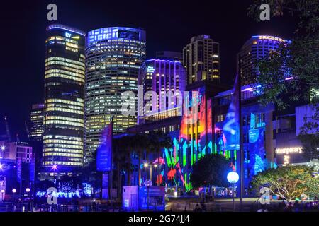 Edifici di Sydney, Australia, splendidamente illuminati di notte per il festival annuale Vivid Sydney Foto Stock