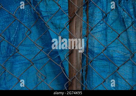 sfondo sotto forma di rete e tessuto blu Foto Stock