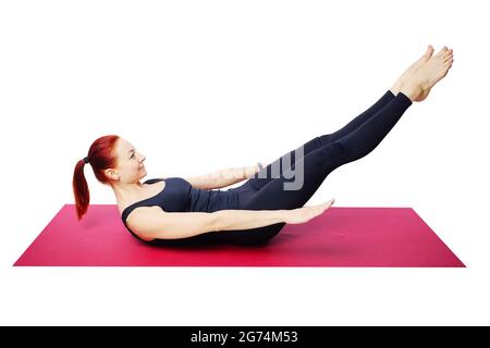 Si tratta di una donna di mezza età snella che giace su un tappetino da palestra con le gambe sollevate e allungate. Rafforzare i muscoli addominali. Isolato su sfondo bianco. Foto Stock