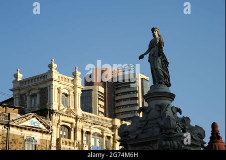 Romana Dea Flora Fontana monumento patrimonio e sullo sfondo bombay borsa edificio hutatmachowk dadabhai naoroji strada forte Foto Stock