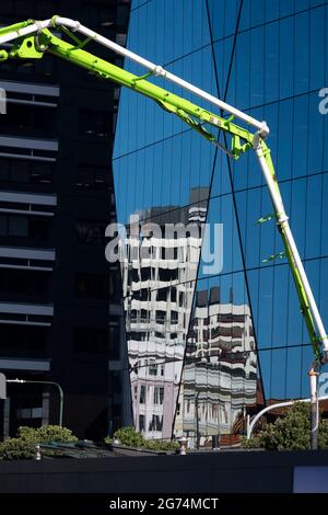 Riflessioni di edifici di uffici in un edificio di vetro, Wellington, Isola del Nord, Nuova Zelanda Foto Stock