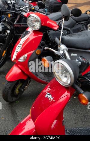 Moto scooter e moto parcheggiati nella città centrale di Wellington, Isola del Nord, Nuova Zelanda Foto Stock