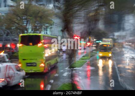 Auto e autobus sulla strada della città in forte pioggia, Wellington, Isola del Nord, Nuova Zelanda Foto Stock