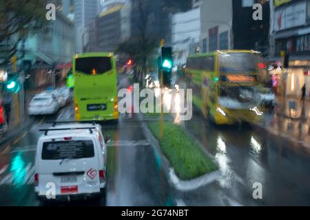 Auto e autobus sulla strada della città in forte pioggia, Wellington, Isola del Nord, Nuova Zelanda Foto Stock