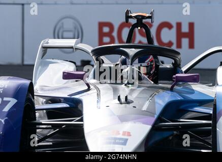 Jake Dennis (27) del team BMW i Andretti Motorsport durante il primo giorno di gara del Campionato del mondo ABB di Formula e New York e-Prix nel circuito Red Hook Brooklyn Street. (Foto di Lev Radin/Pacific Press) Foto Stock