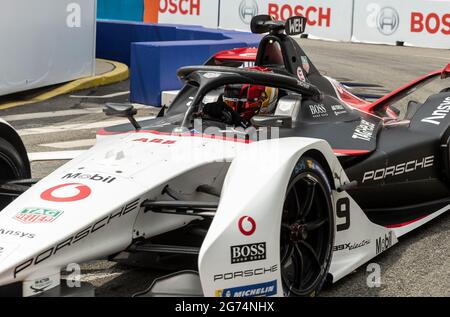 Pascal Wehrlein (99) del TAG Heuer Porsche team pilota auto durante la gara di qualificazione del campionato del mondo ABB di Formula e New York e-Prix nel circuito Red Hook Brooklyn Street. (Foto di Lev Radin/Pacific Press) Foto Stock