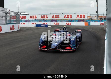 Nick Cassidy (37) di Envision Virgin Racing team guidando auto durante la gara di qualificazione del Campionato del mondo di Formula e ABB New York e-Prix nel circuito di Red Hook Brooklyn Street. (Foto di Lev Radin/Pacific Press) Foto Stock