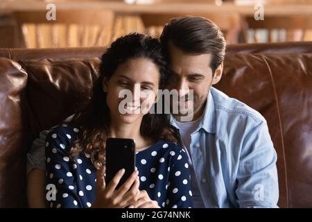 Felice coppia sposata che effettua una videochiamata sullo smartphone insieme Foto Stock